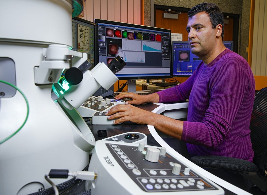 Reza Shahbazian-Yassar with microscope