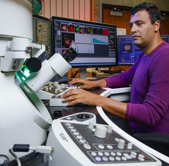 Reza Shahbazian-Yassar with microscope 